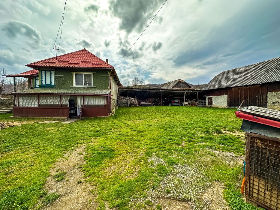 Casă locuibilă + teren mare 6.818 mp, zonă liniștită, – Cota parte 1/2