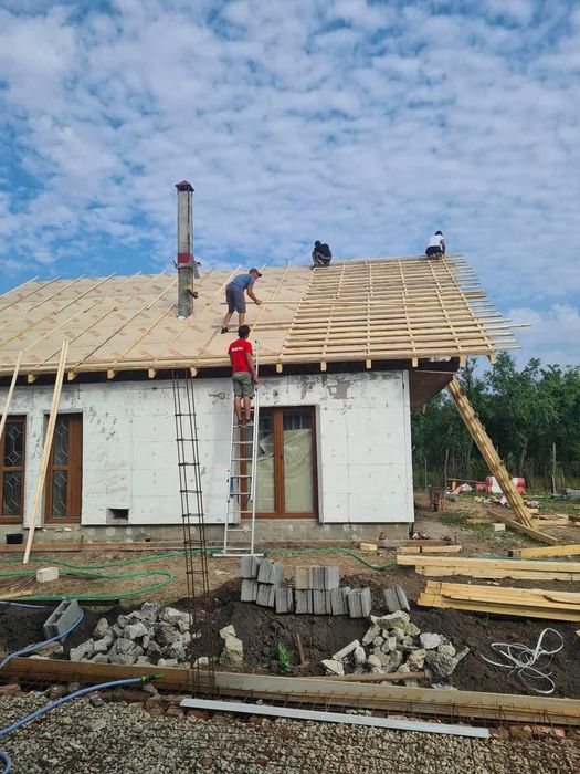 Suntem o firma dedicată construcției și renovării acoperișurilor. Echi