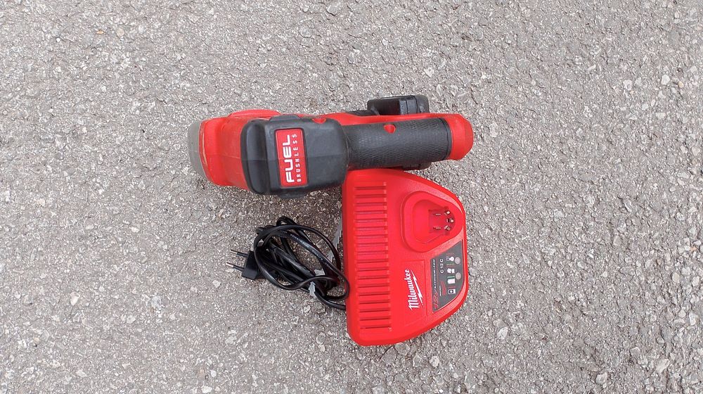 Акумулаторен безчетков перфоратор Milwaukee m12