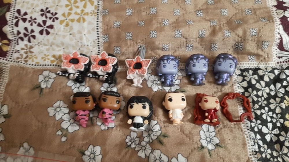 Фигурки киндер джой очень странные дела