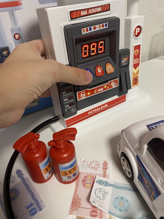 Бензиностанция и кола със звукови и светлинни ефекти