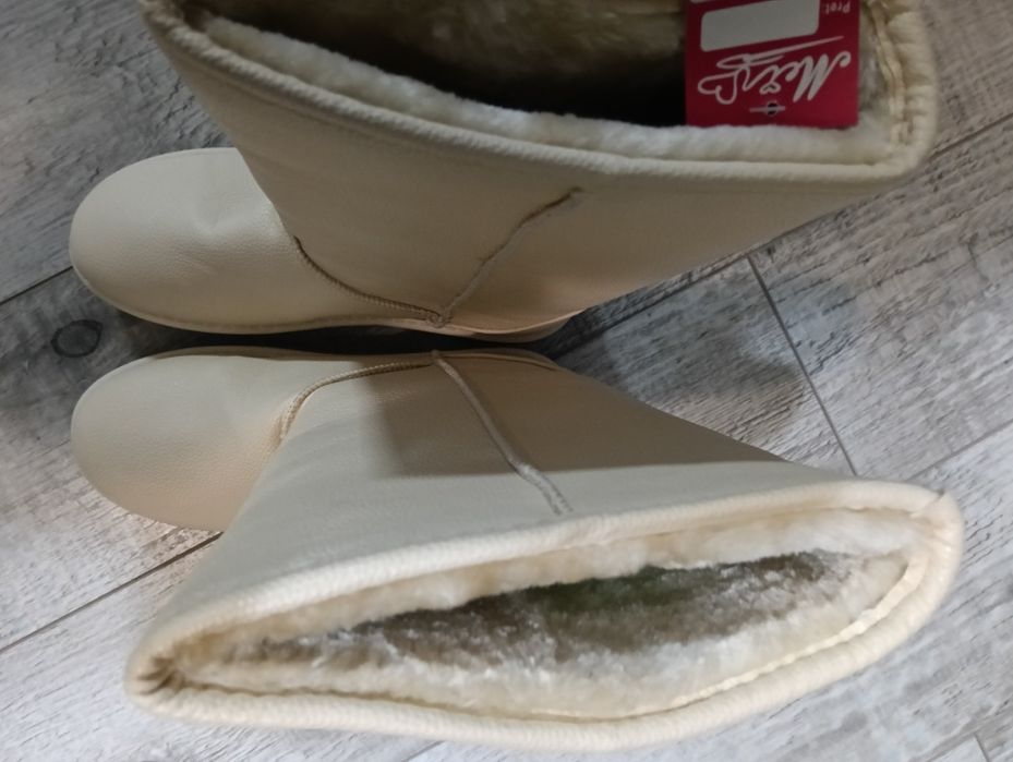 Cizme  foarte  îmblănite,  sânt noi