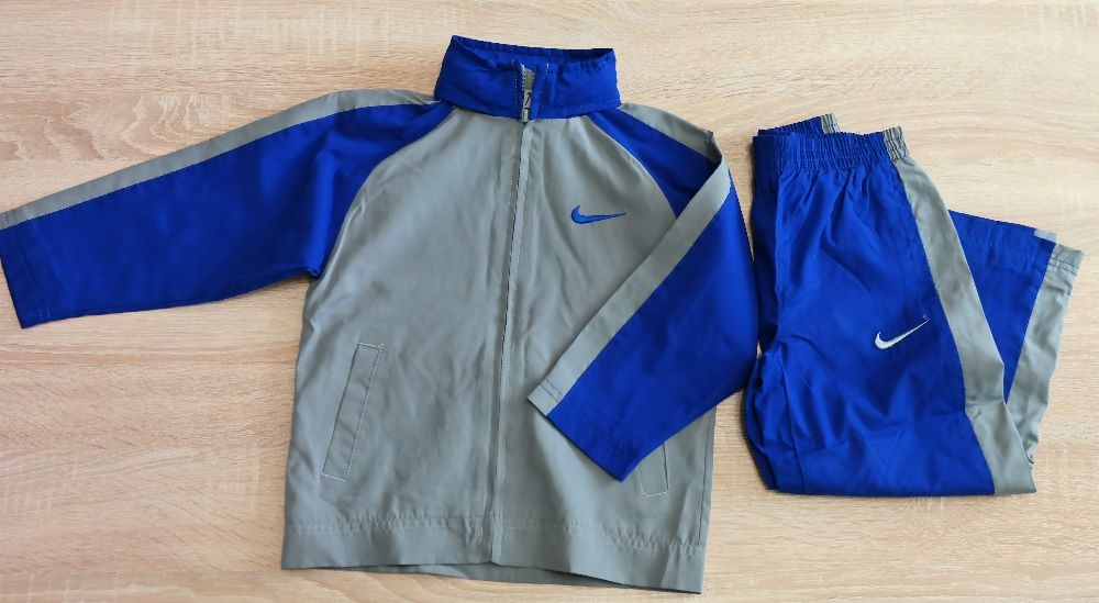 Vand trening NIKE, nou,de fas ,captusit, marime 4ani