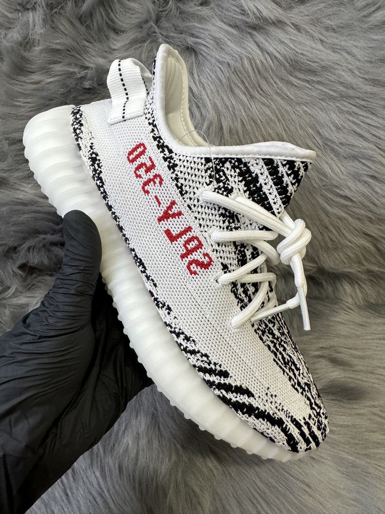 Yeezy 350 v2 Zebra