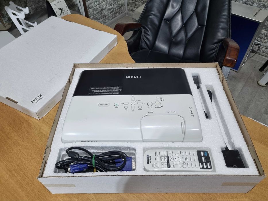 Пректор Epson EMP-X52