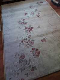 Продавам килим .килимът  е почти нов, употребяван само един месец. Мно