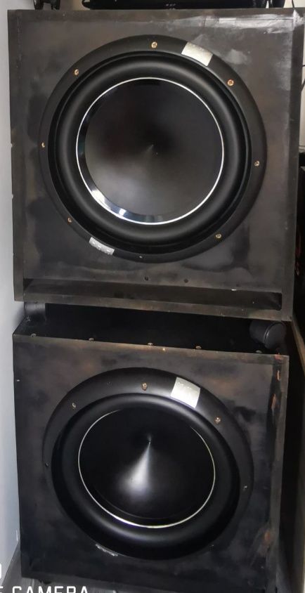 Bass, Subwoofer, Subwoofere x 2  15 inch ( 38 cm )