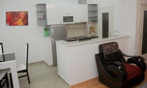 Дава се под наем Тристаен апартамент в Пловдив, Център - 90 кв.м за 285.6 € - Снимка #2