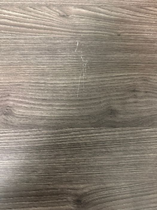 Vând birou, un mic defect(zgârietura din imagine)!