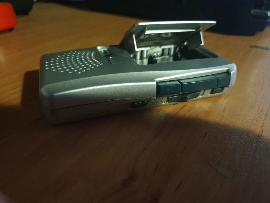 Аналогов диктофон с малка касета