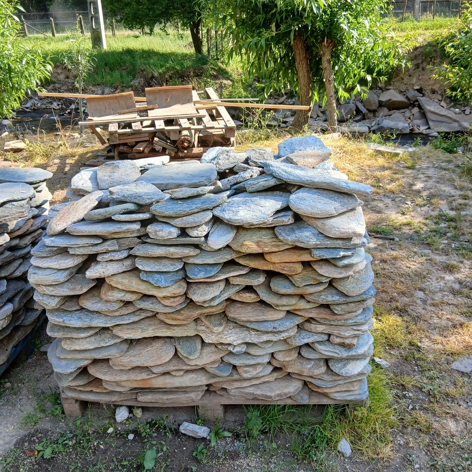 Vand  piatra pentru  placat la cel mai bun pret de pe piata cei intere
