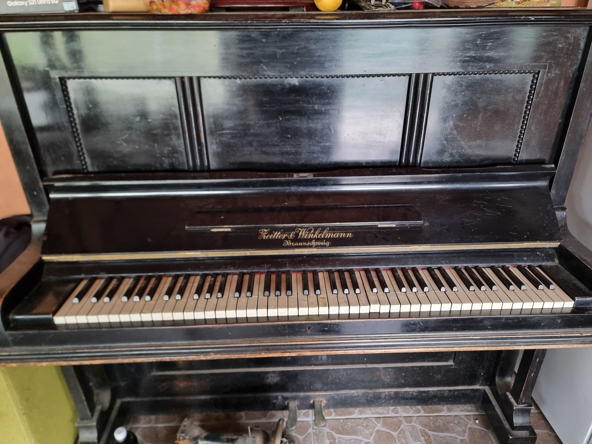 Vând pian pianina