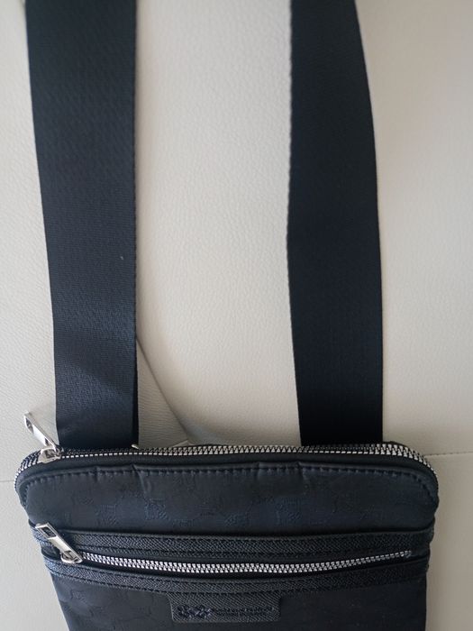 Vând borsetă bărbătească model deosebit produs de calitate superioara.