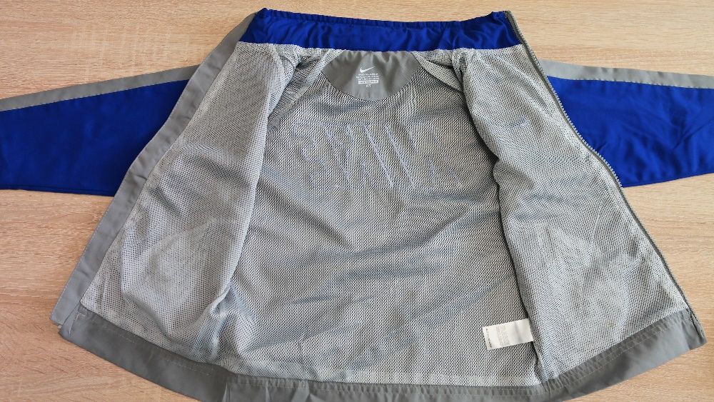 Vand trening NIKE, nou,de fas ,captusit, marime 4ani