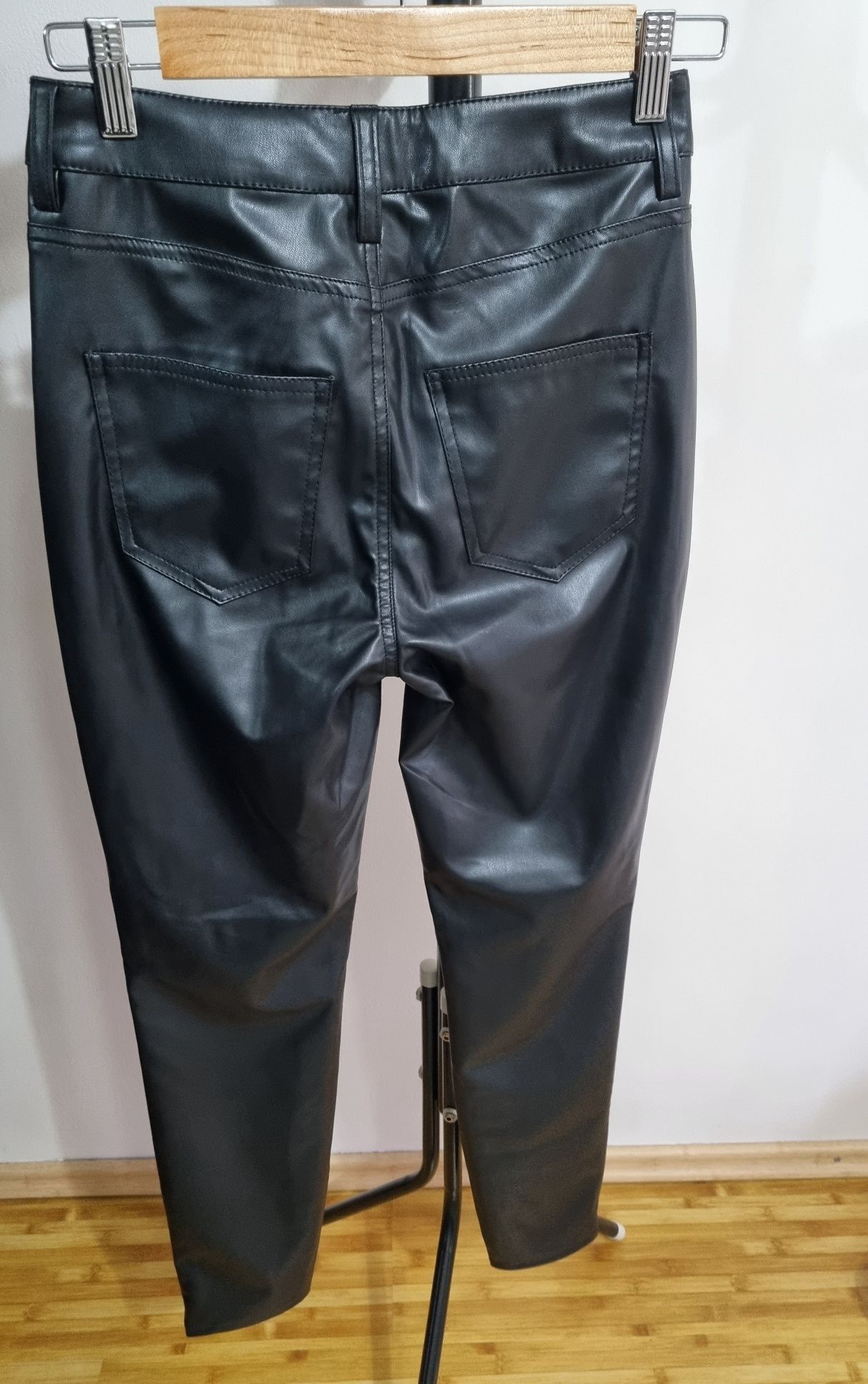 Pantaloni piele ecologica H&M(mar 34-XS)
