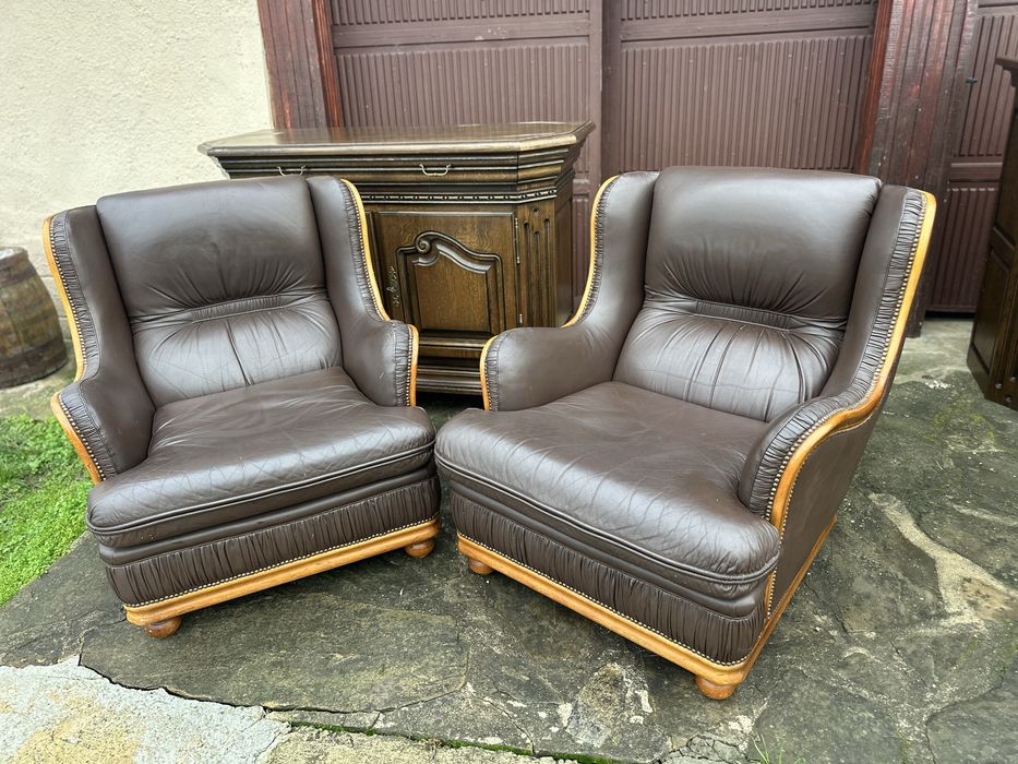 Два кожени фотьойла в класически стил
