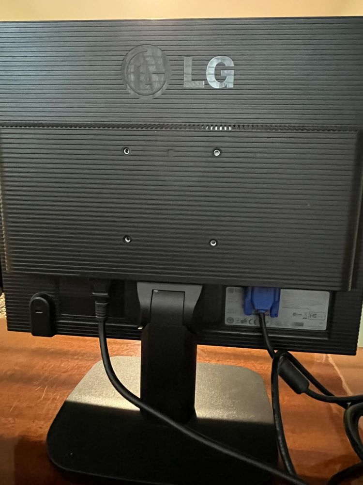 Монитор LG L1718s
