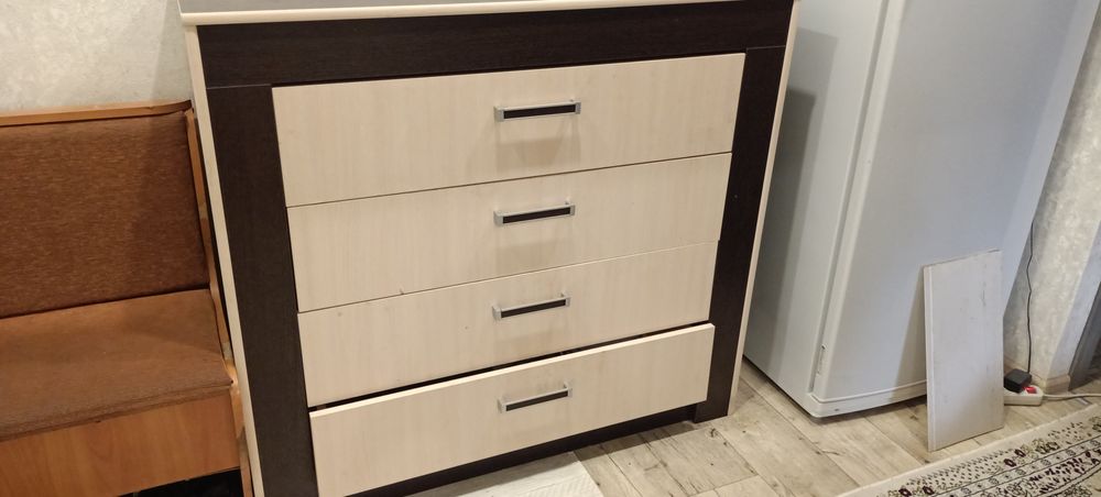 Комод в коридор
Комод в современном стиле с четырьмя выдвижными ящикам