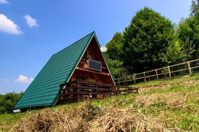 Cabana si casa din lemn in forma literei A