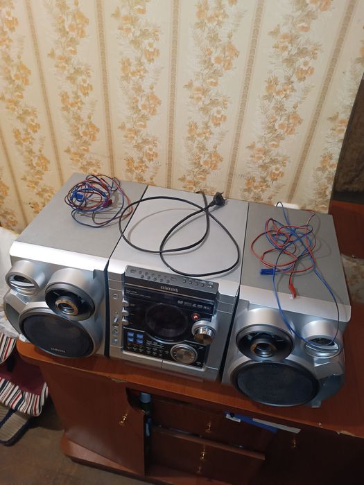 Продаю музыкальный центр SAMSUNG MAX-KJ730 в хорошем состоянии.