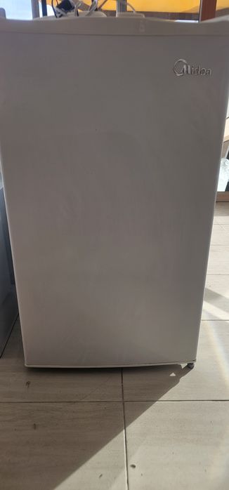 Хладилник Midea малък