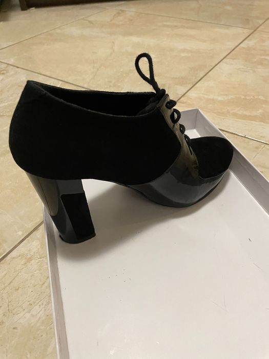 Обувки на ток с връзки