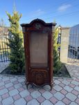 Vitrina din lemn cu intarsii si ornamente bronz