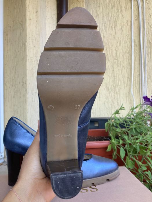 Елегантни тъмно сини обувки от естествена кожа