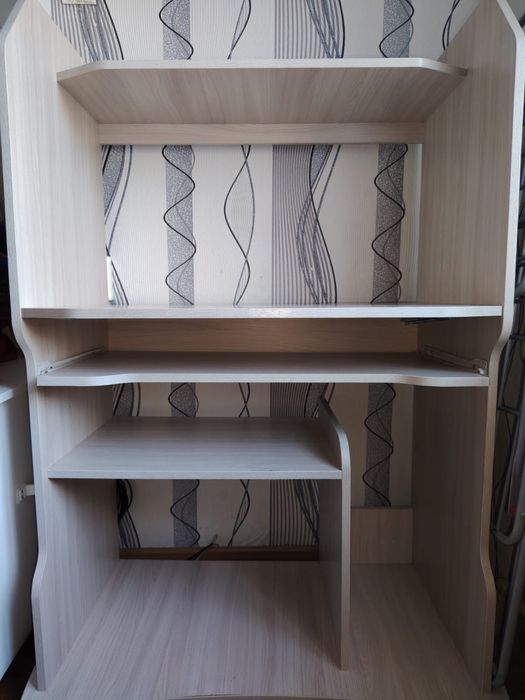 Рабочий стол с полками