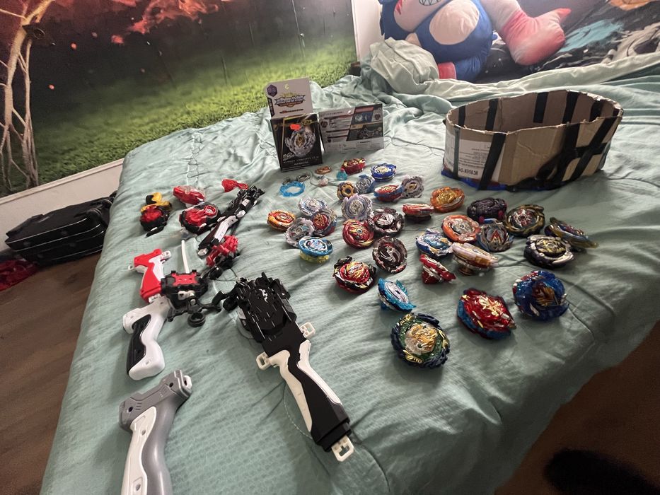 Beyblade lot има много може на едро и може и по оделно