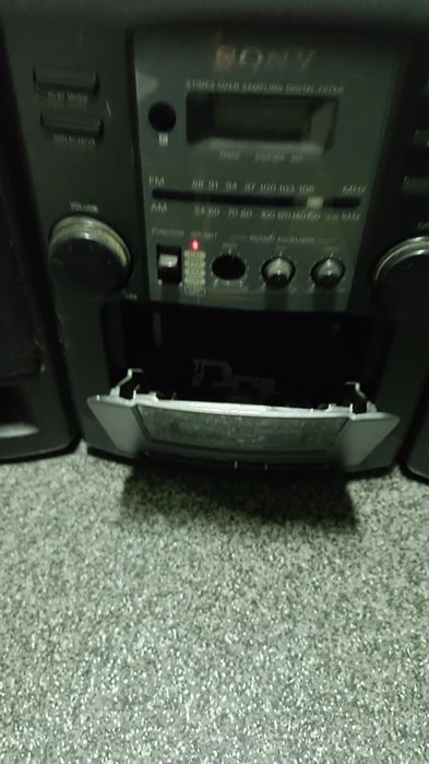 Urgent Radio casetofon - cd Sony  se aude  tare functional detali jos