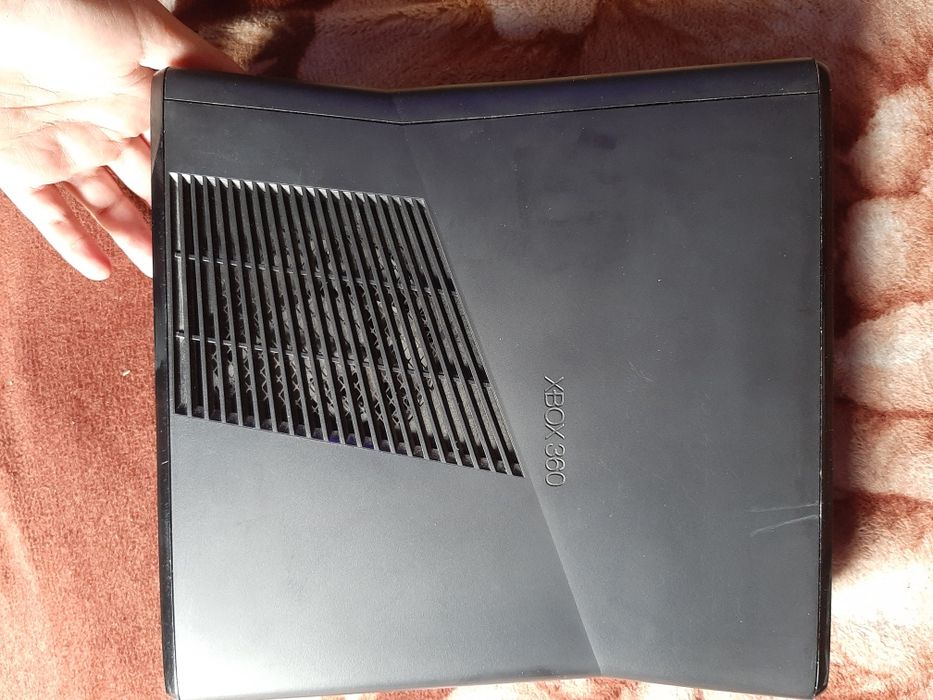 Vând consola în stare buna Xbox 360 s slim