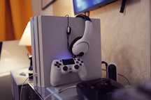 Playstation 4 PRO 4k Glacier White 1TB doua manete si casiti PS4
