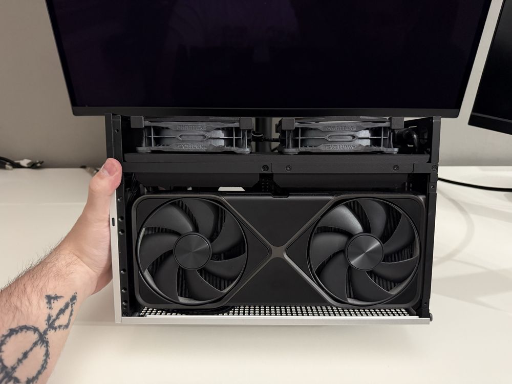 SFF PC | FormD T1 v2.1 Two-Tone | RTX 5090 | Delidded 9800x3D | 32GB
