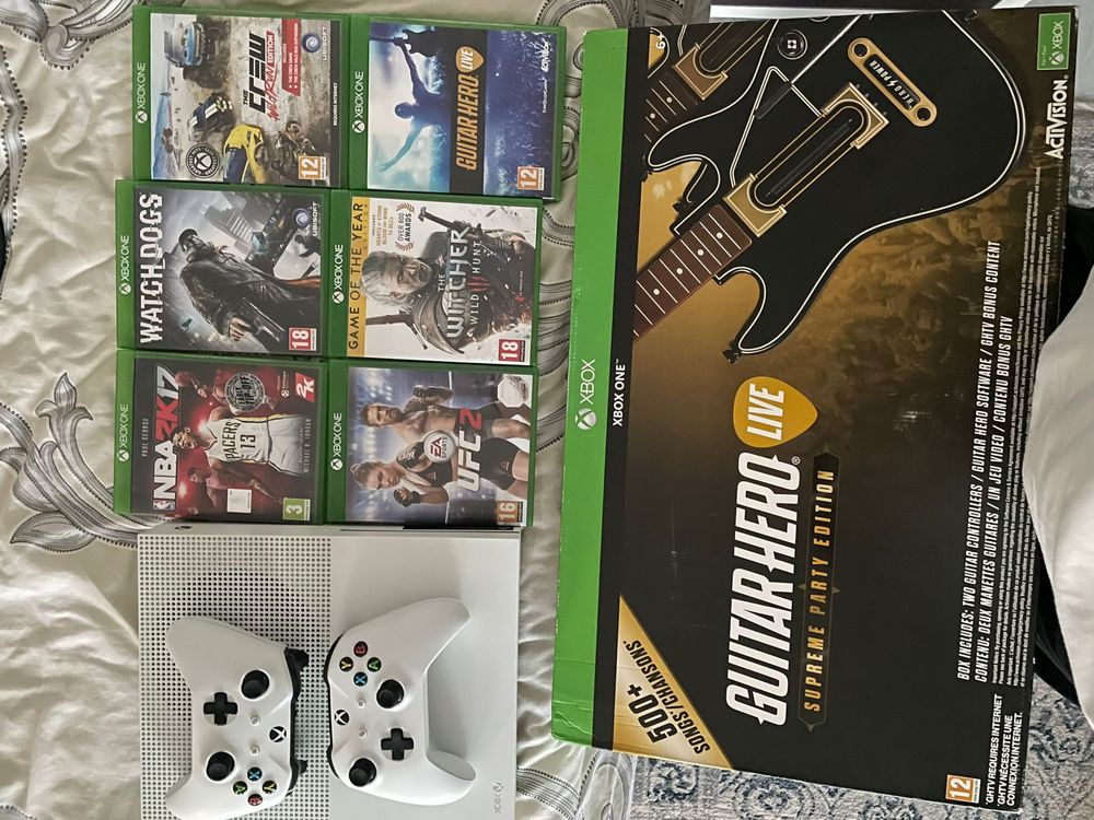 xbox one s 1tb + 2 controllere + 6 jocuri + pack guitar hero