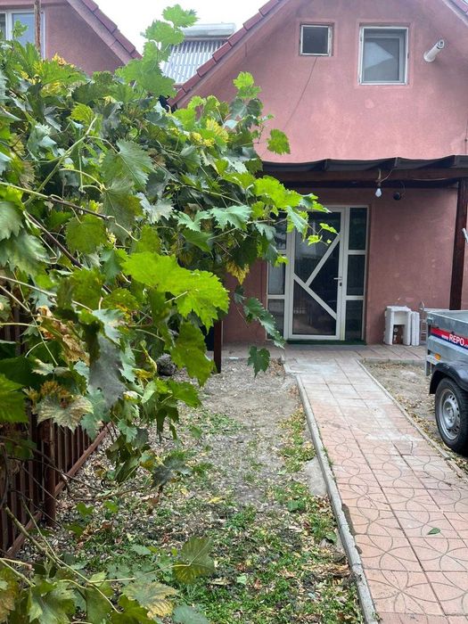 de inchiriat trei camere, casuta P+M, curte si parcare proprie