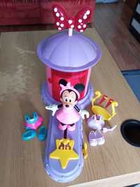 Figurina Minnie Mouse cu accesorii cu podium și cabină