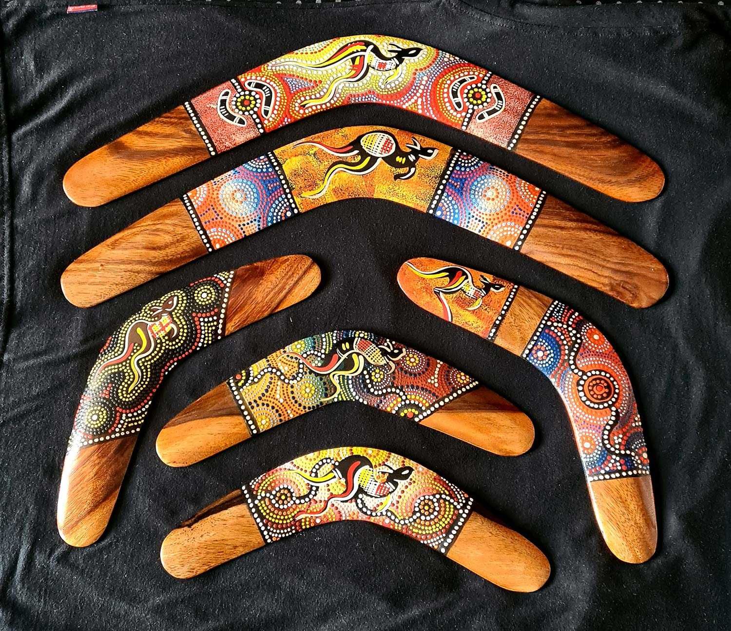 Бумеранги из Австралии с традиционным аборигенским орнаментом