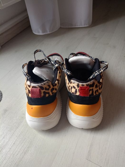 Vând pantofi sport dama, produs de calitate superioara mărimea 39.