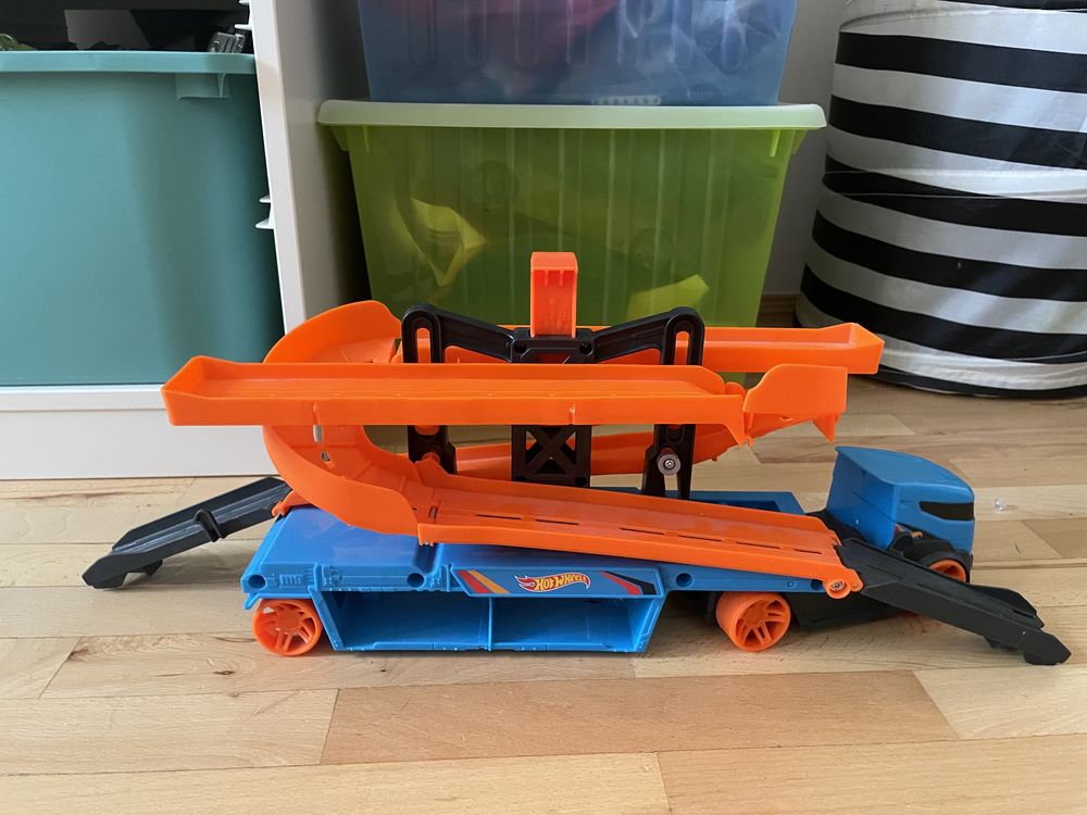 Hot Wheels Mega Action Transporter Lift & Launch