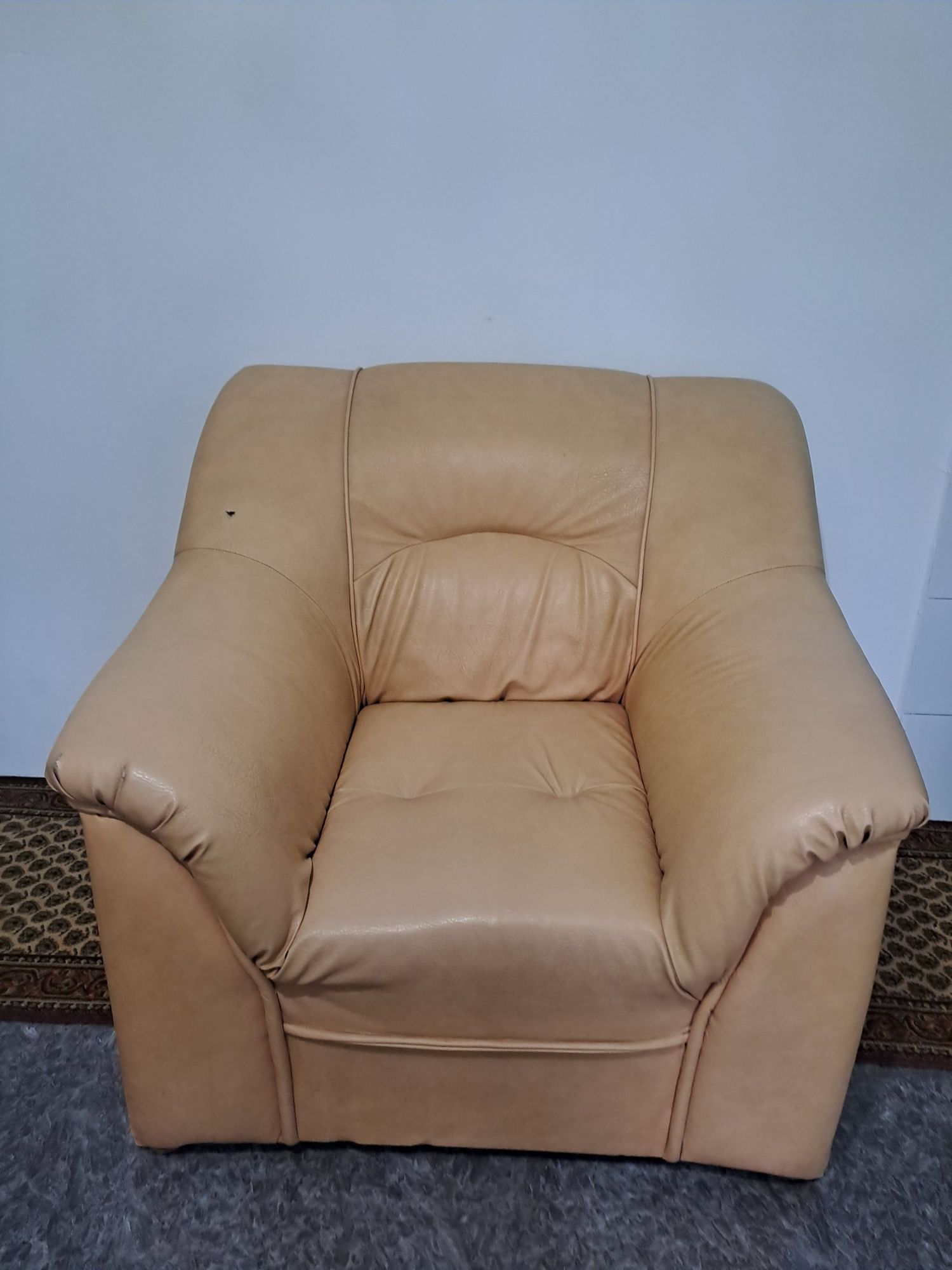 Vând canapea cu doua futoliuri nu are nici un defect sa trage