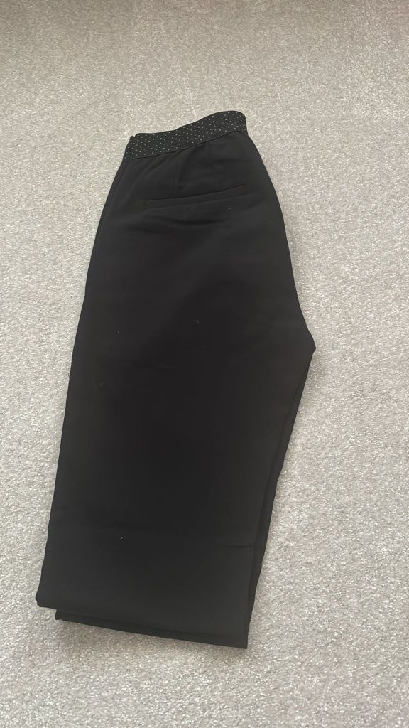 Pantaloni dama Zara.