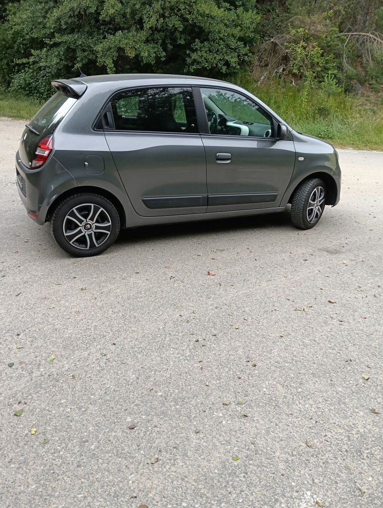 Vând Renault Twingo 2018 recent adus 1.0 benzina.