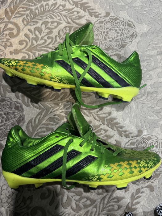 Продавам оригинални бутонки Adidas с място за чип