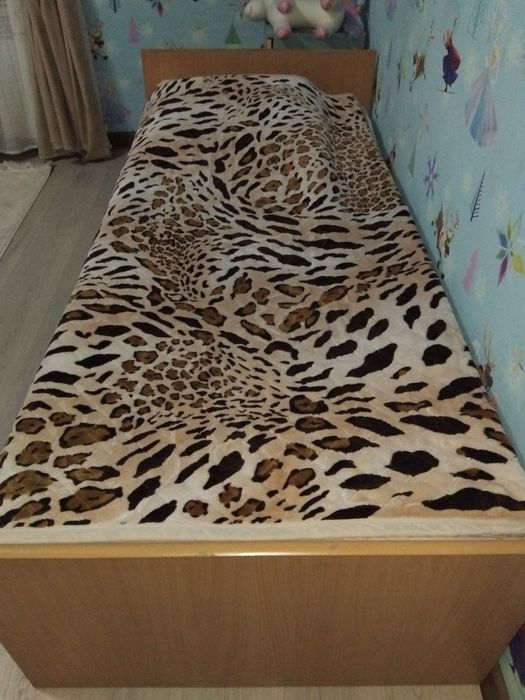 Продается односпальная кровать размер 80×200, с матрасом  с матрасом