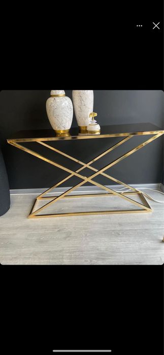 Маса с огледален плот