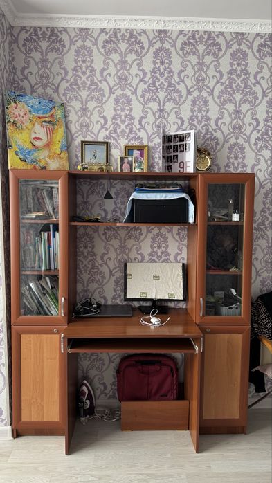 Книжный шкаф с компьютерным столом ,в хорошом состояние