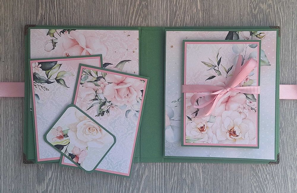 Скрапбук албум "Нежни рози" в розово, ръчна изработка /47.9