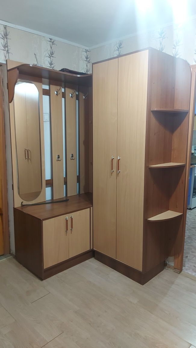 Продам угловую прихожую