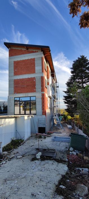 Давам под наем две големи стени на къща